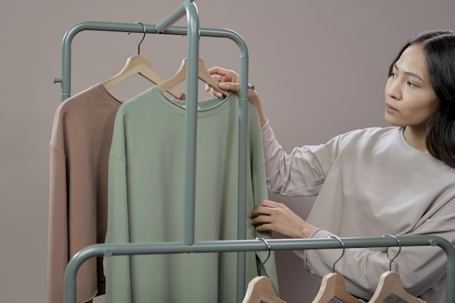 Podstawy Kapsułowej Garderoby: Jak stworzyć wielofunkcyjną szafę z kilku kluczowych elementów?