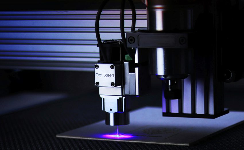 Fioletowy laser wykonujący cięcie laserem Toruń metalowej płytki
