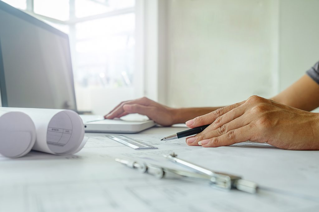 Osoba robiąca coś na komputerze