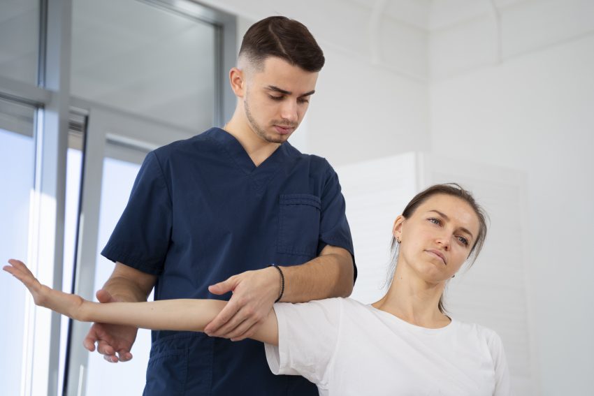 Sesja rehabilitacyjna prowadzona przez fizjoterapeutę w Rokietnicy.