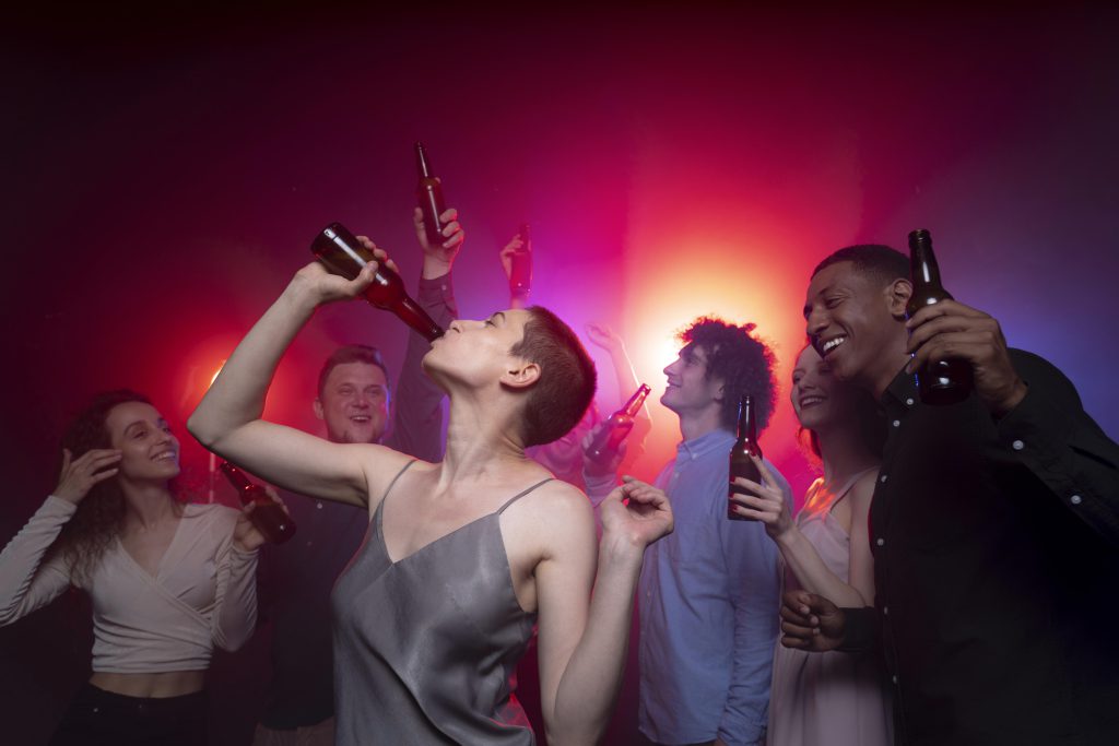 Ekscytująca noc w najlepszym night clubie w Krakowie, gdzie muzyka i światła tworzą niezapomnianą atmosferę zabawy.