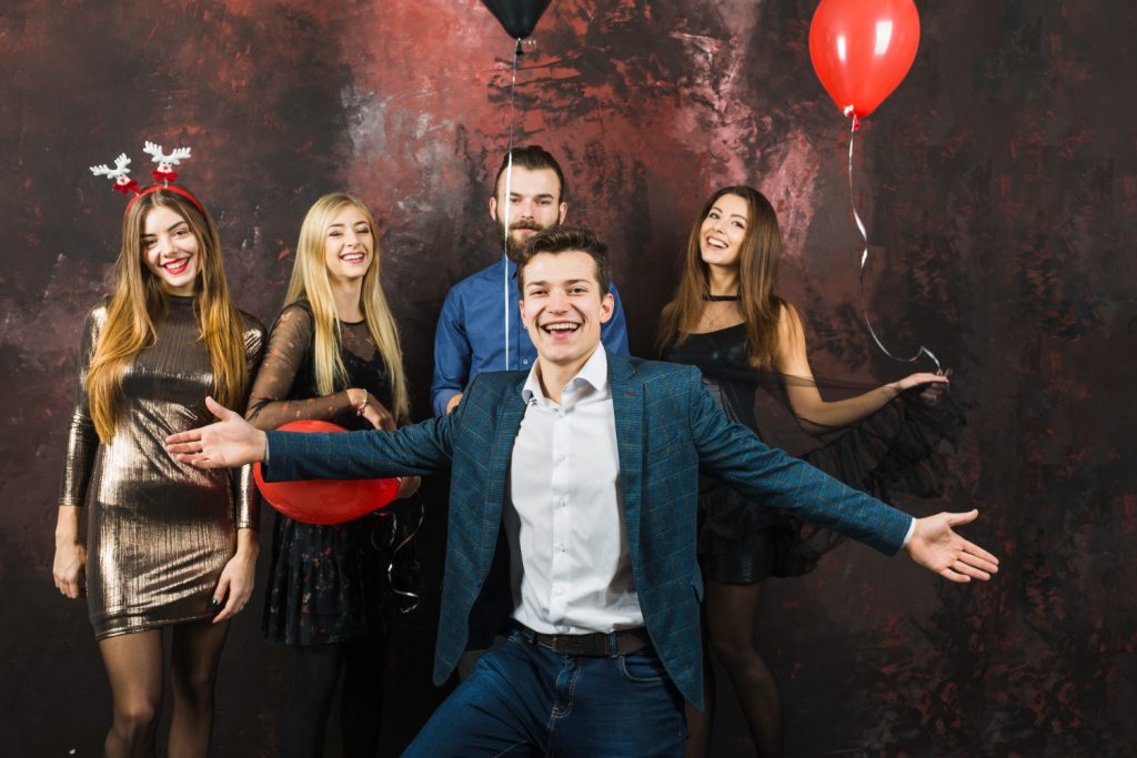 grupka osób bawiących się w klubie eldorado