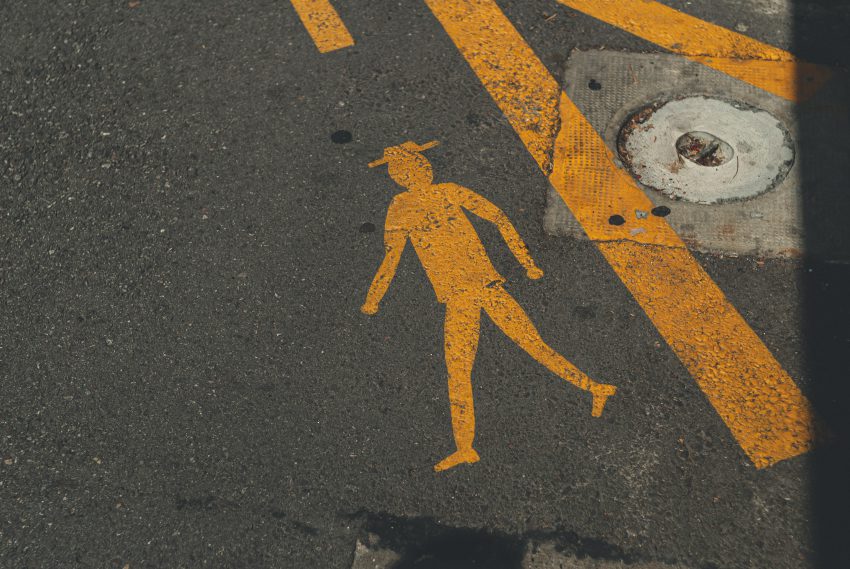 zdjęcie znaku dla orientacji w przestrzeni