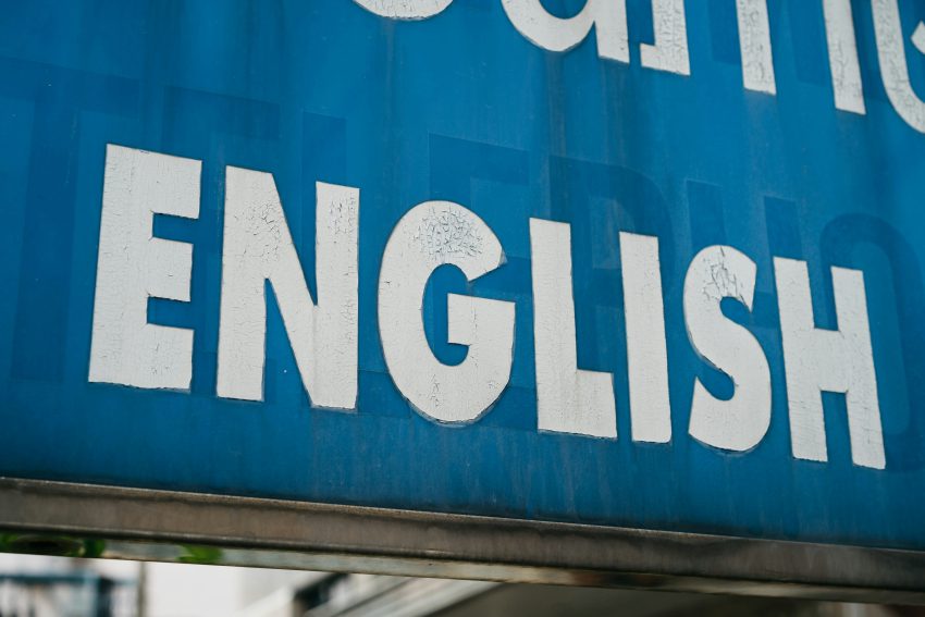 zdjęcie niebieskiego plakatu ze słowem English - Tłumaczenia techniczne angielskiego