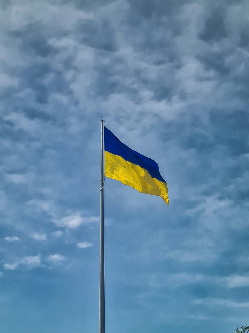 zdjęcie flagi Ukrainy na tle nieba