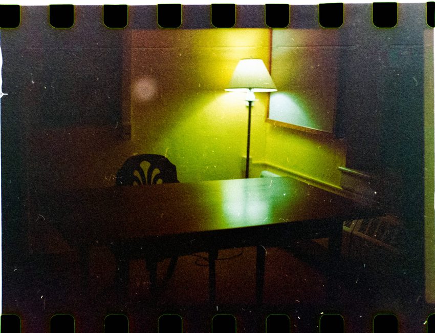 zdjęcie retro biurka z lampą