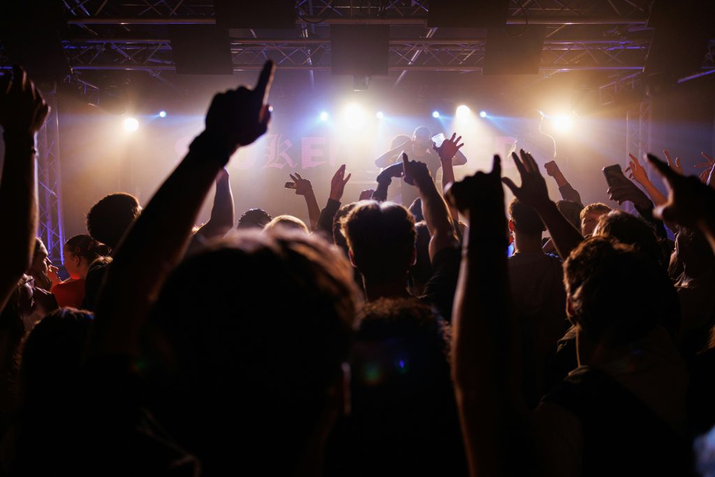 zdjęcie tańczących ludzi na imprezie