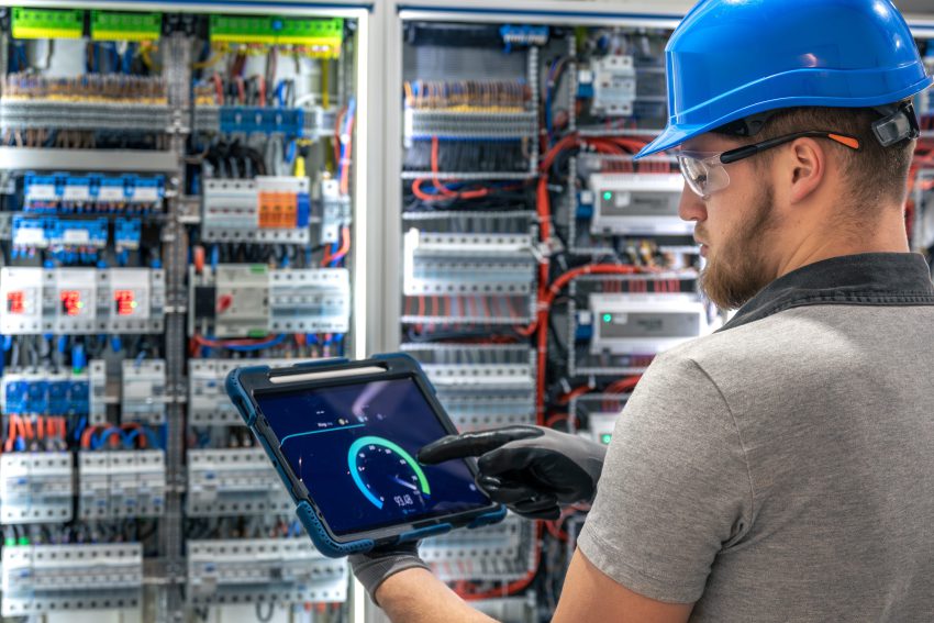 Automatyka budynkowa Kraków – technik monitorujący inteligentne systemy sterowania w rozdzielni