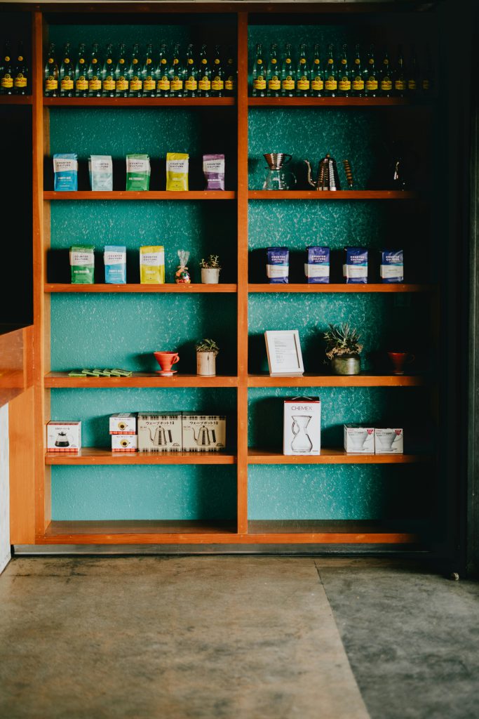 zdjęcie rzeczy na otwartym regalu