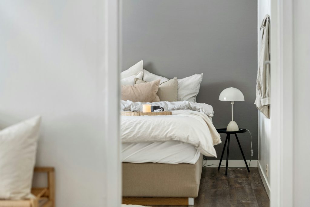 zdjęcie białego łóżka w pokoju - aranżacja