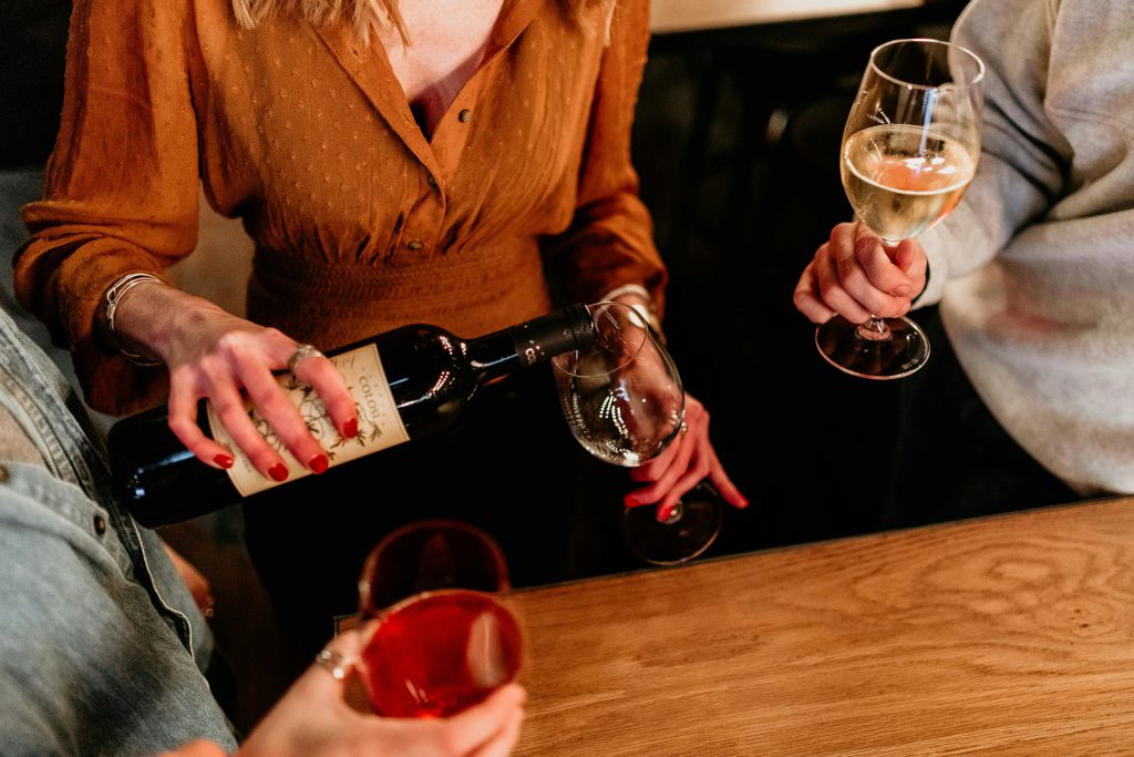 zdjęcie ludzi na imprezie