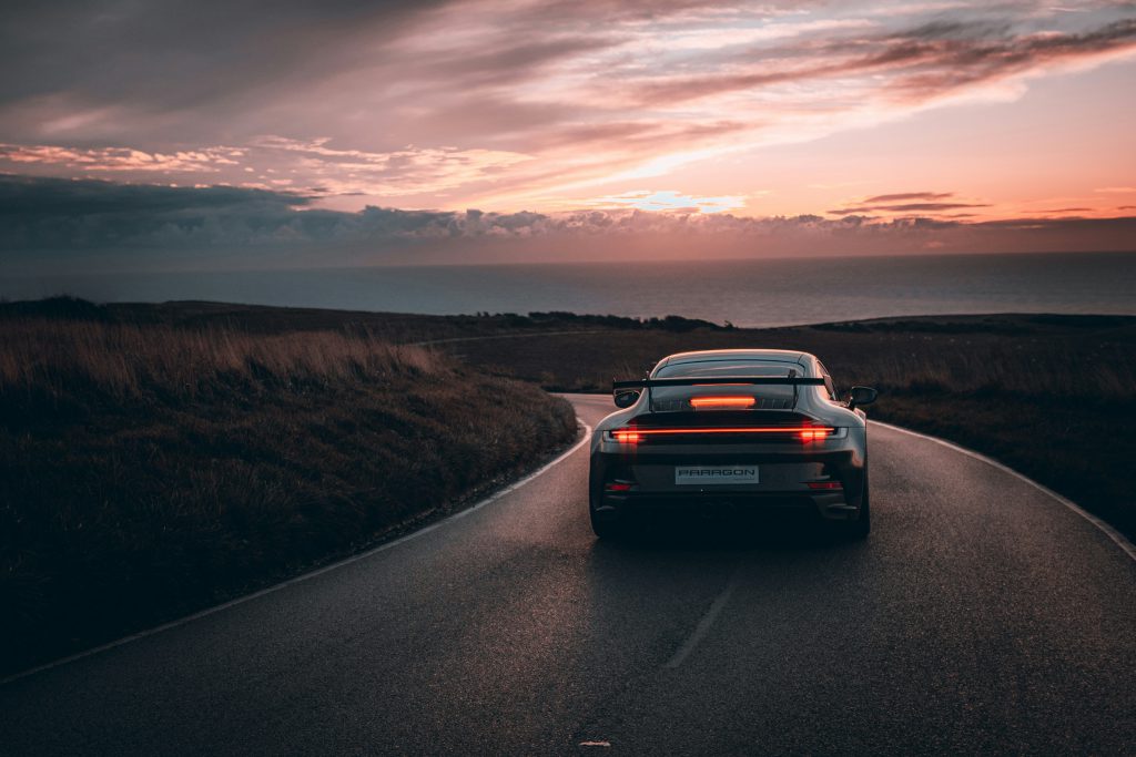 zdjęcie sportowego auta w ruchu