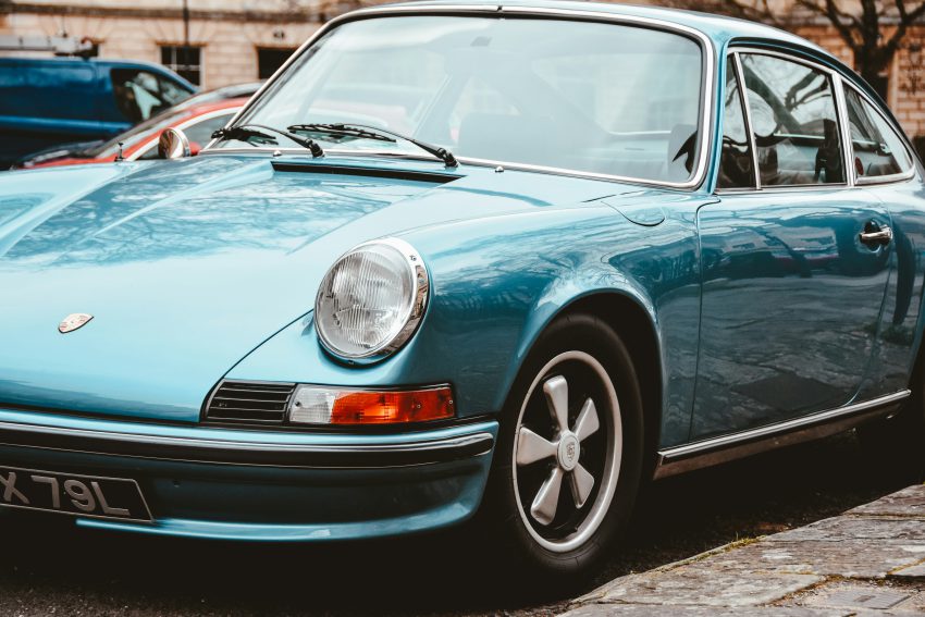 zdjęcie niebieskiego modelu Porsche