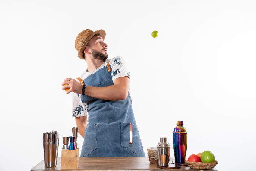 widok z przodu na męzczyżnę barmana - internetowy kurs barmański