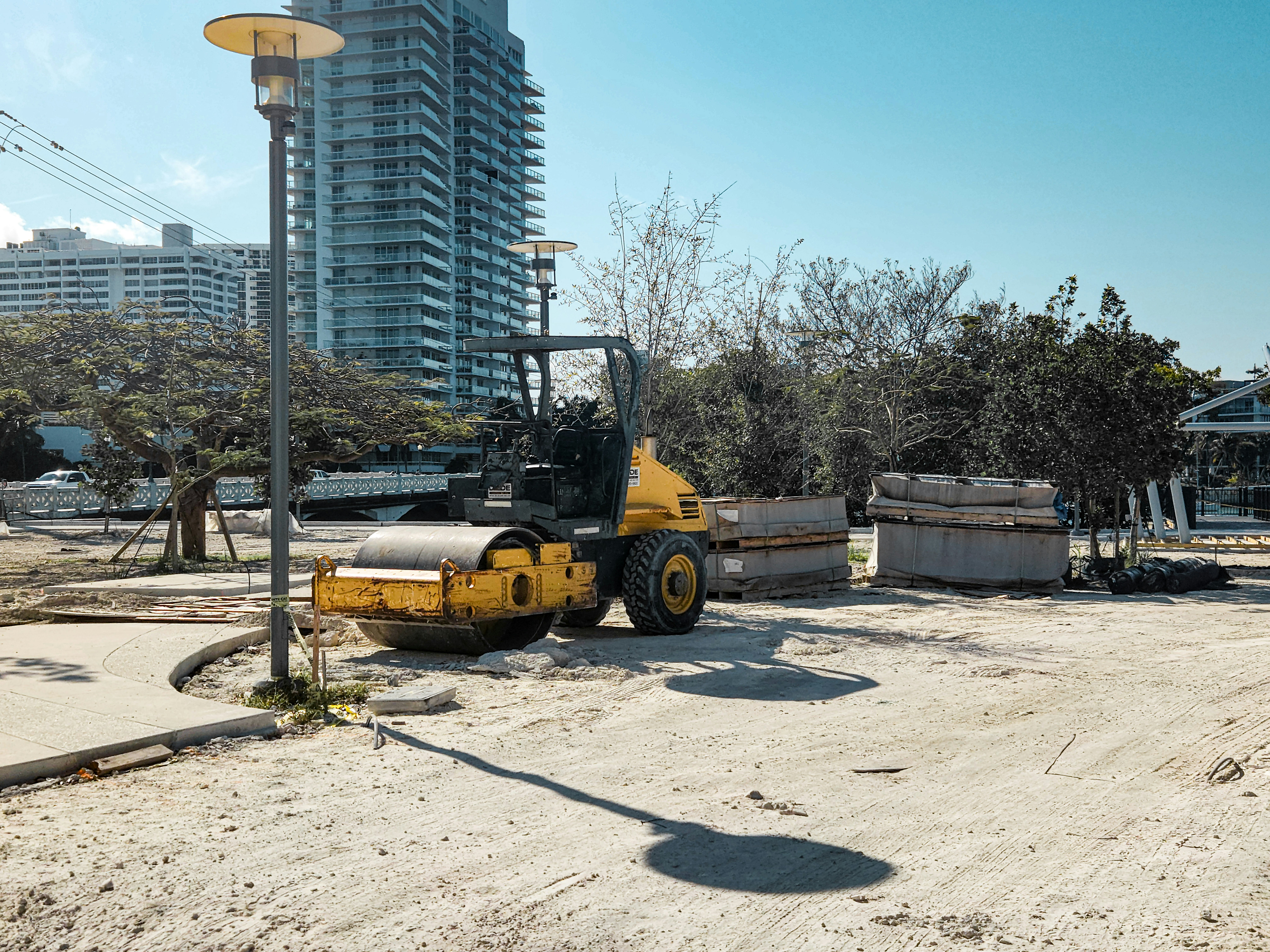 Walec drogowy wynajem a koszty realizacji inwestycji