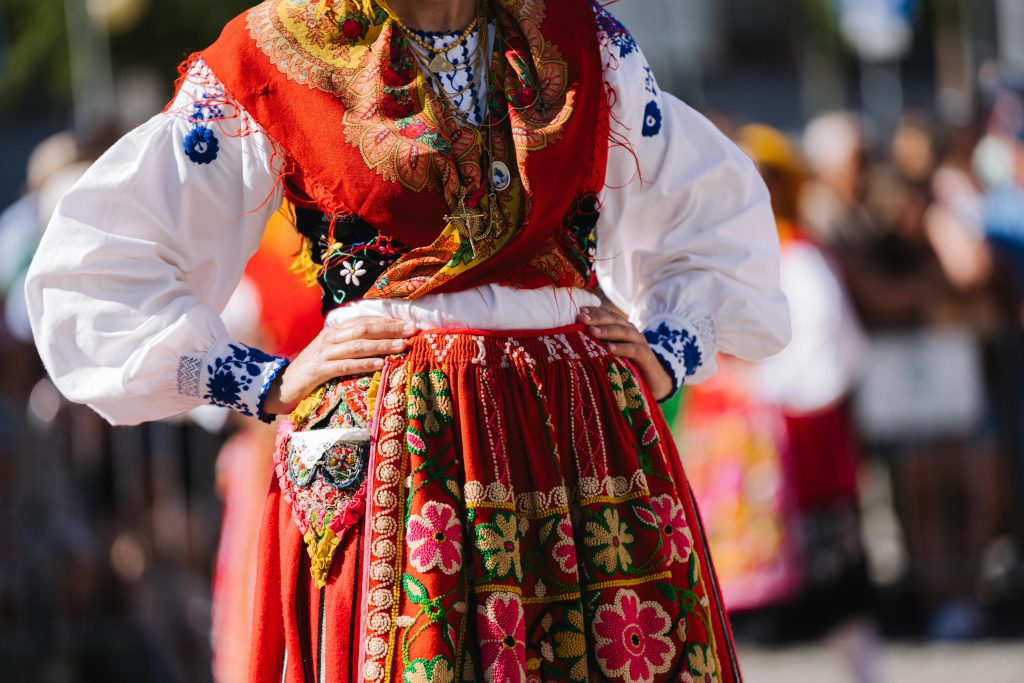 kobieta w stroju regionalnym - gorset góralski
