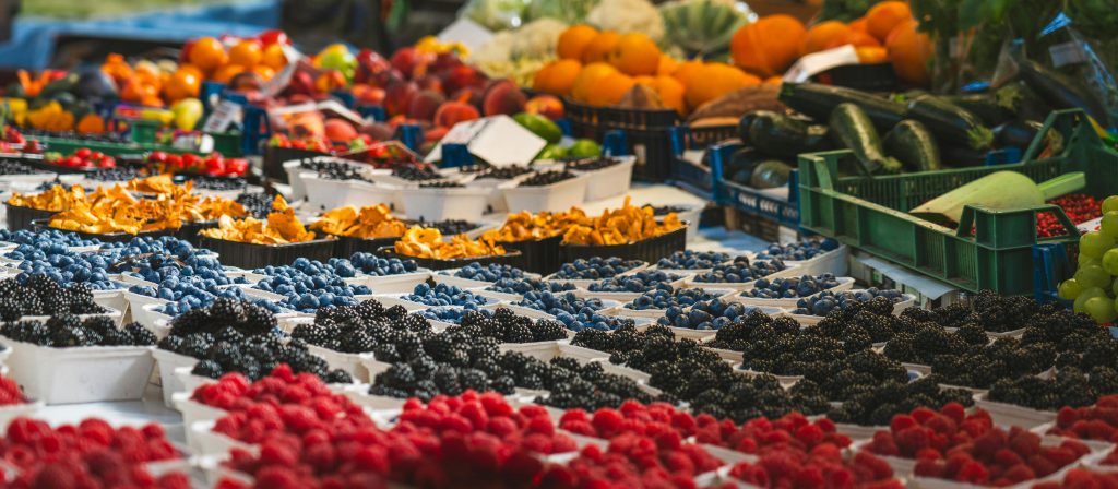 stół pełen malin, borówek i innych owoców i warzyw - catering wegetariański