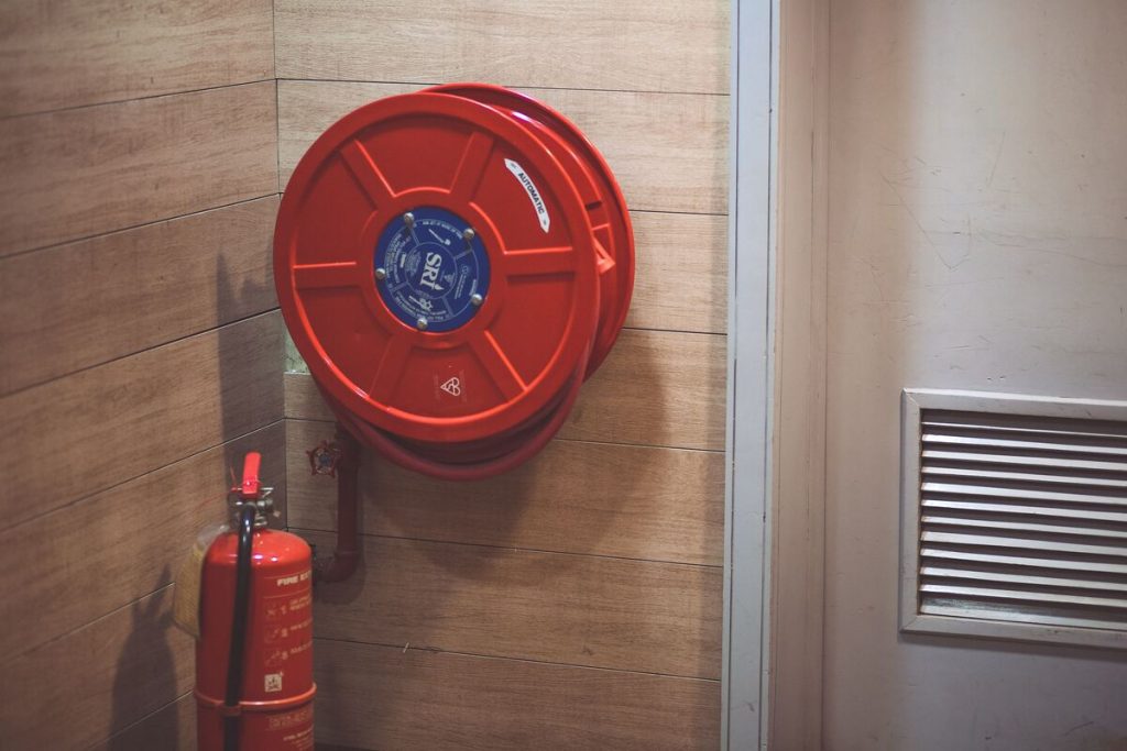 hydrant wewnętrzny dn33 w pomieszczeniu