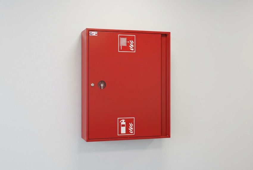 hydrant wewnętrzny w czerwonej skrzynce